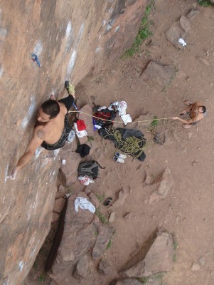 kikomonodedovioncio kiko dealing with the crux on Vioncio Perez 7a+